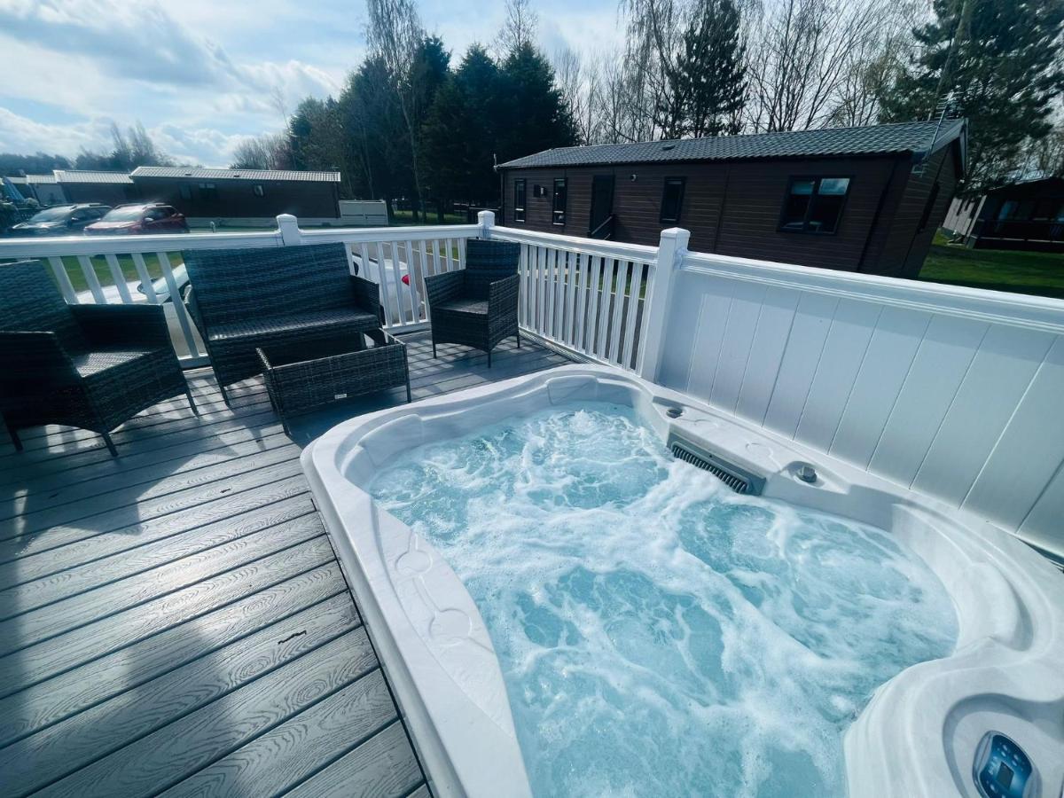 Evergreen Lodge With Hot Tub York Extérieur photo