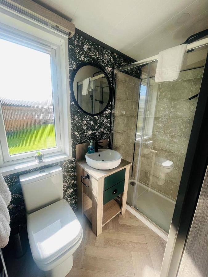 Evergreen Lodge With Hot Tub York Extérieur photo