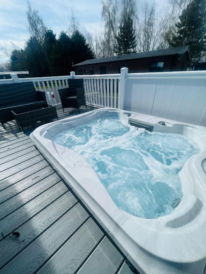 Evergreen Lodge With Hot Tub York Extérieur photo