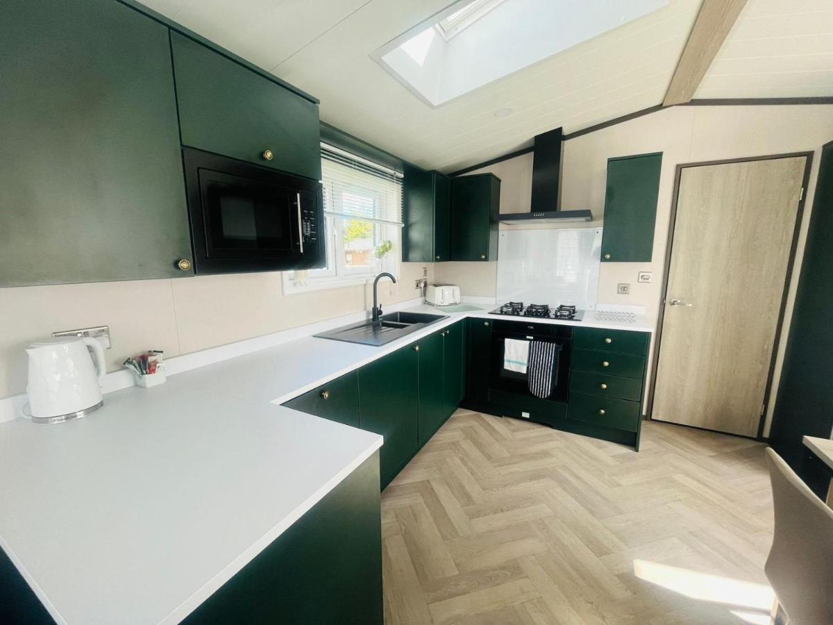Evergreen Lodge With Hot Tub York Extérieur photo