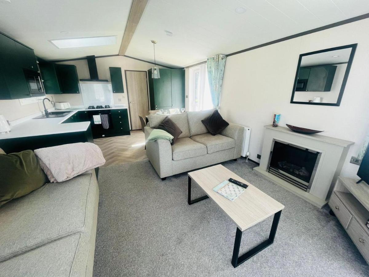 Evergreen Lodge With Hot Tub York Extérieur photo